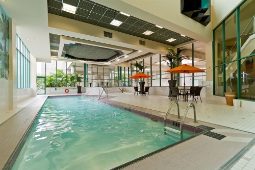 Rosedale on Robson Suite Hotel binnenzwembad